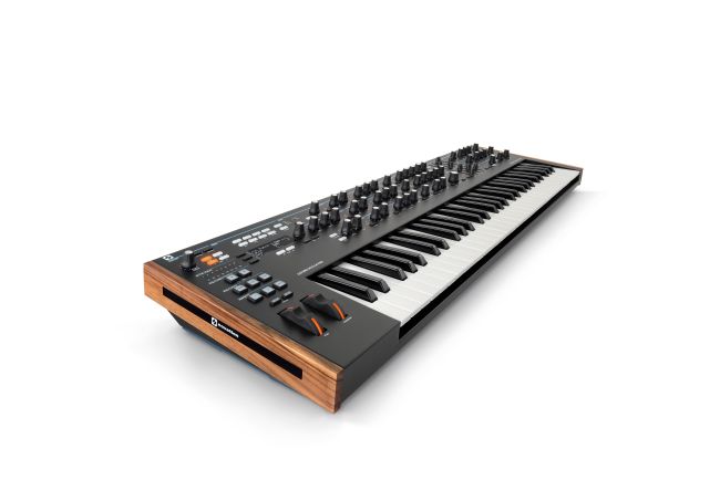 Novation Summit 16-Voice 61-Keys Polyphonic Synthesizer | Musique