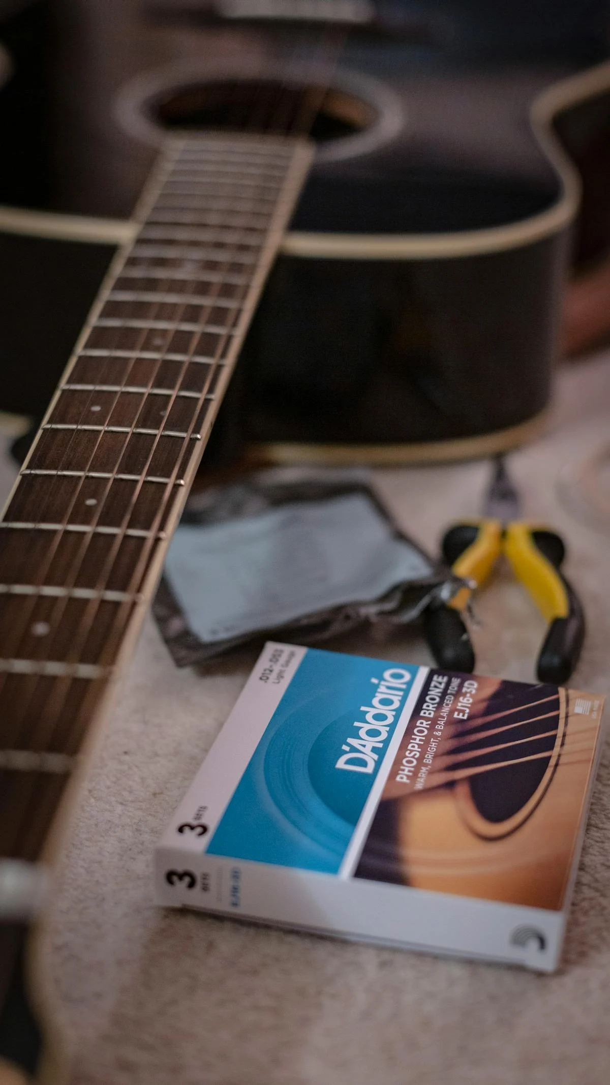 Outils d'entretien guitare et cordes — Guide d'entretien première année